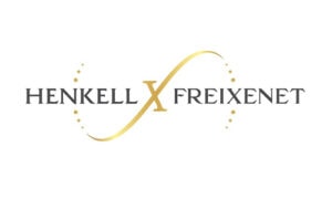 Henkell-Freixenet-Logo mit goldener, geschwungener Linie und funkelnden Punkten.
